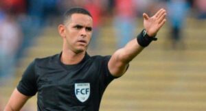 Por beneficiar a Millonarios en una jugada que era expulsión y sacó amarilla, árbitro Ortega fue suspendido