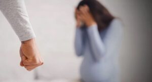 Judicializan a mujer por presuntamente propinar golpiza a su hija menor de edad y hacerla abortar en Antioquia