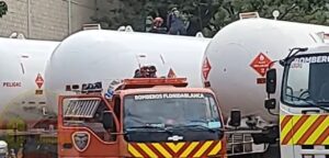 Tragedia: tío y sobrino murieron cuando intentaban salvar a un compañero atrapado en un camión cisterna