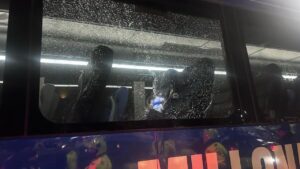 “Hasta objetos contundentes arrojaron”: hinchas de Nacional atacaron bus del equipo Millonarios