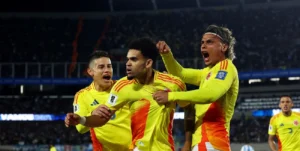 ¡Una obra de arte de Lucho no alcanzó para lograr la victoria!: Colombia igualó con Argentina en el Monumental