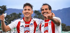 Luego de un primer tiempo jugando a lo Farías, en el segundo, Junior despertó, remontó y venció a Águilas