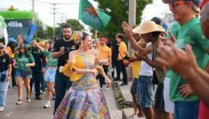 “Tour de la Michicleta”: reyes del Carnaval 2026 izaron banderas de tres grupos folclóricos