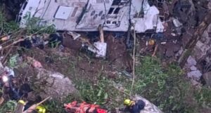 Tragedia en Antioquia: autobús que transportaba estudiantes cayó a un abismo y más de 10 ocupantes murieron
