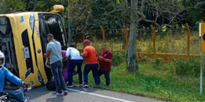 Bus interdepartamental se volcó en la Cordialidad, a la altura de Campeche: habrían varios heridos