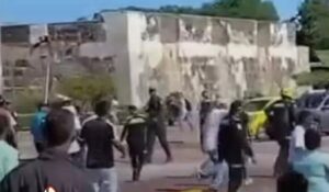 Comenzó como una protesta calmada y acabó en tremenda patulea: cocheros en Cartagena se encresparon