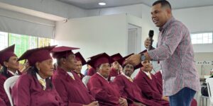 50 abuelitos cumplieron su sueño de ser bachilleres en Barranquilla, con ayuda del concejal Alexis Castillo