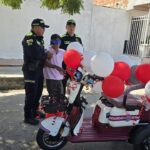 Más allá del uniforme: gesto solidario de la Policía transforma la vida de un hombre con movilidad reducida en Barranquilla