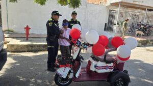 Más allá del uniforme: gesto solidario de la Policía transforma la vida de un hombre con movilidad reducida en Barranquilla