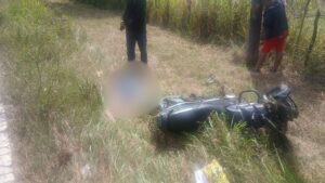 “De cosa se salvaron”: en aparente estado de embriaguez, dos sujetos en moto se accidentaron en Sabanalarga