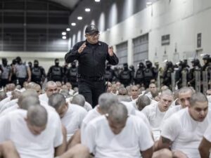 Justicia salvadoreña condena a más de 200 pandilleros a penas que superan hasta los mil años de prisión