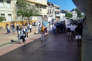 A horas de operar en Cartagena los coches eléctricos, los cocheros de tracción animal salieron a protestar