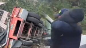 “Pensé que era un muñeco”: relato del policía que salvó a un bebé tras choque de tractomula en Boyacá