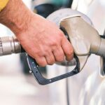 ¿Cuánto bajará el precio de la gasolina en febrero?: “¡No será la única reducción en 2026!”