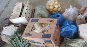 Taxista busca entregar compra de frutas y verduras a su dueño en Barranquilla