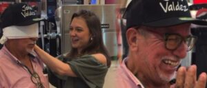 ¡Juan Valdez encontró a John Valdez!: con estos regalos fue sorprendido el vendedor de tintos más viral