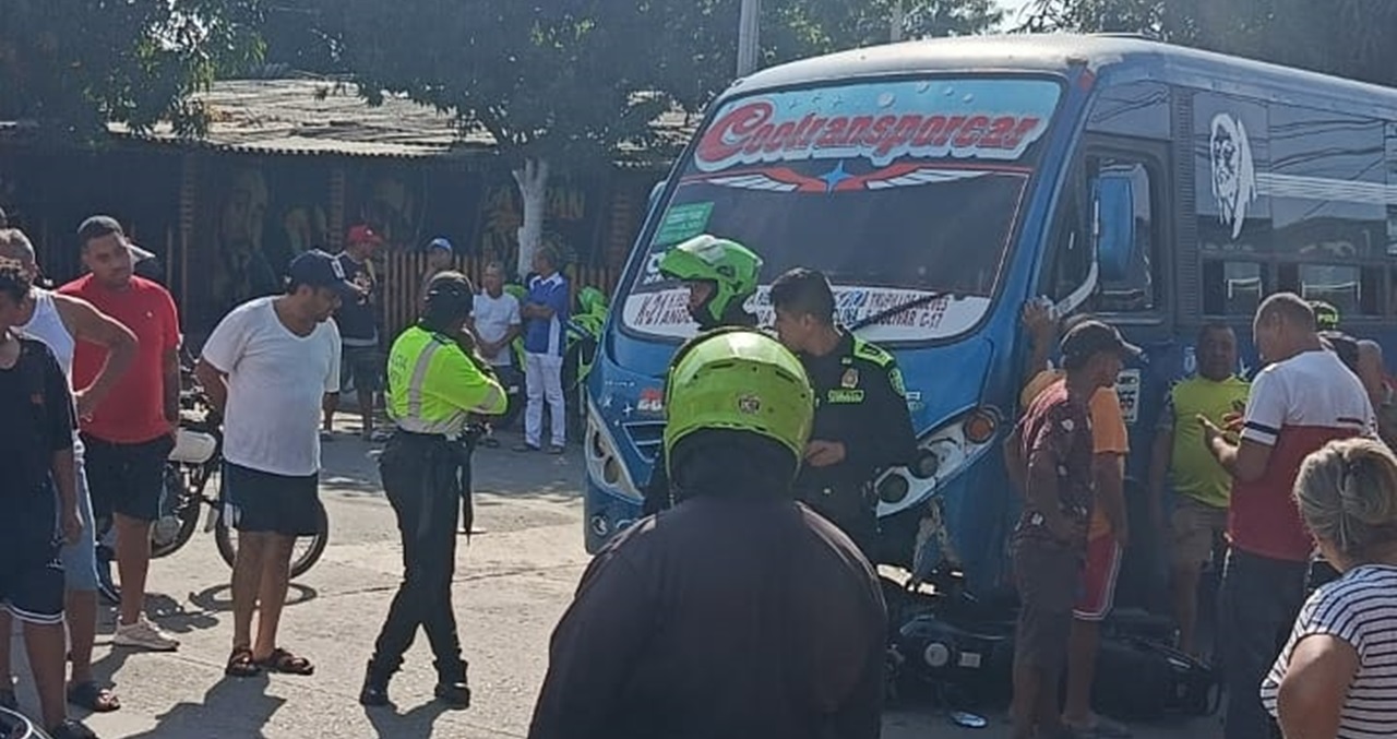 Motociclista pierde la vida tras ser arrollado por un bus en el barrio ...