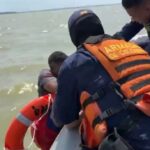 (Video) Rescatan a dos pescadores que habían quedado a la deriva en el mar Caribe