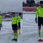 “Veamos si se puede jugar”: con la nieve hasta los tobillos, pero referí en Turquía debía verificar si la bola daba rebote