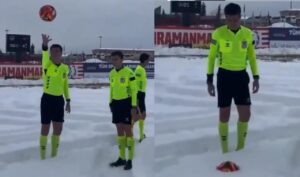 “Veamos si se puede jugar”: con la nieve hasta los tobillos, pero referí en Turquía debía verificar si la bola daba rebote