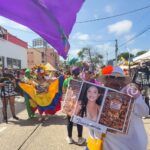 “No sé a dónde ir”: madre recorre desfile del Carnaval de Barranquilla con foto de su hija desaparecida