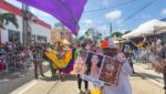 “No sé a dónde ir”: madre recorre desfile del Carnaval de Barranquilla con foto de su hija desaparecida
