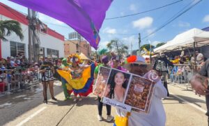 “No sé a dónde ir”: madre recorre desfile del Carnaval de Barranquilla con foto de su hija desaparecida