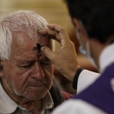 Miércoles de Ceniza: ¿qué significa la cruz en la frente y quiénes pueden recibirla?