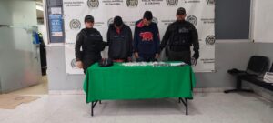La Policía se metió en Las Gardenias y capturó a dos presuntos delincuentes con 110 dosis de cocaína