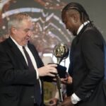¡El buen caballero repite! Rodallega recibió ahora de Acolfutpro el premio al mejor jugador en 2025
