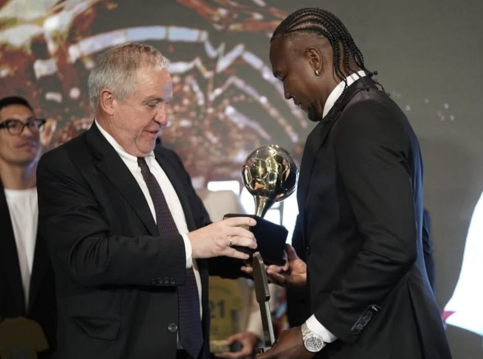 ¡El buen caballero repite! Rodallega recibió ahora de Acolfutpro el premio al mejor jugador en 2025