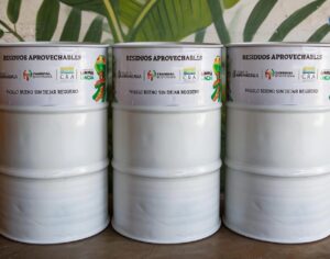 C. R. A. instala 60 puntos ecológicos en la vía 40 y se suma a la Batalla de Flores con su mensaje ambiental “Somos Agua”