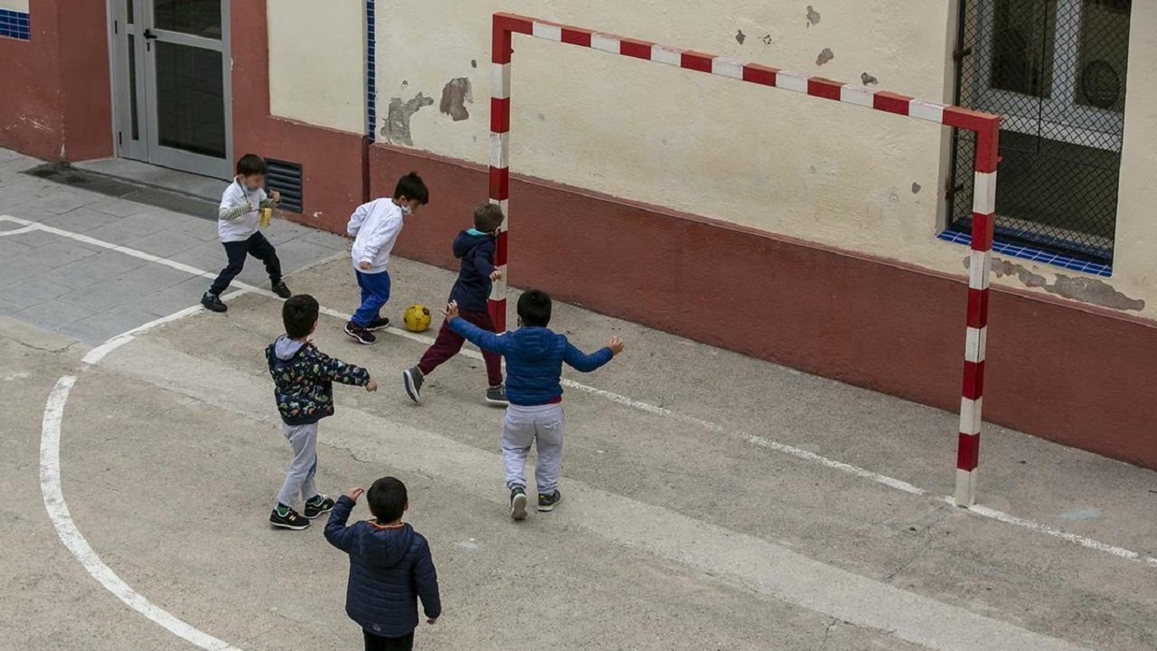 ¡Polémica en España! Partido de izquierda pide quitar las canchas de fútbol de los colegios porque “discrimina a las niñas”