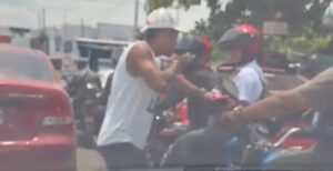 ¡No dé papaya! A plena luz del día atracan a motociclista en el sector de San Martín, en Barranquilla