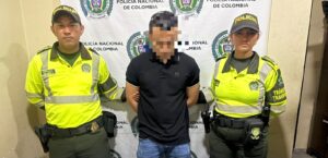 Capturan a hombre con más de $105 millones en efectivo en vía del Atlántico
