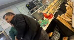 “Vístase”: indignación por acoso contra joven mujer en un supermercado en Bogotá