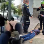 Iba camino a casa, pero terminó capturando a dos ladrones: la heroica acción de un policía en Medellín