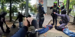 Iba camino a casa, pero terminó capturando a dos ladrones: la heroica acción de un policía en Medellín