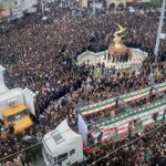 ¡Desgarrador! Llanto y desesperanza en entierro de decenas de niñas y niños tras ataque de EE. UU. en Irán