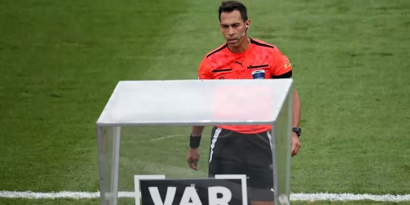 FIFA calienta el Mundial anunciando novedades reglamentarias para evitar la “gastadera” de tiempo de los jugadores