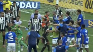 Violenta pelea en Brasil entre jugadores del Cruzeiro y Mineiro dejó 23 expulsados: ¡lejos de romper el récord!