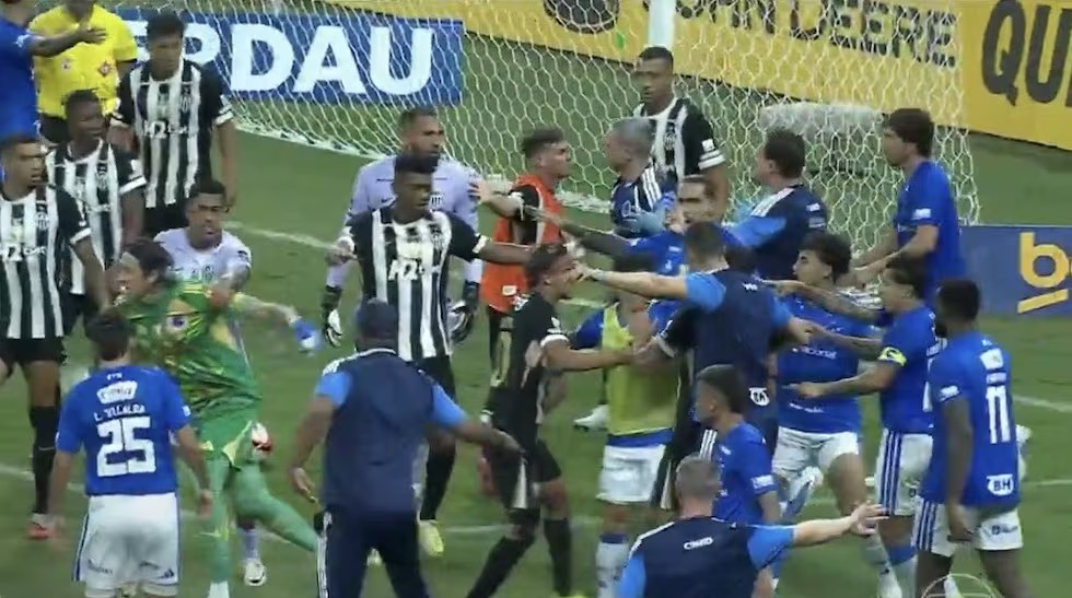 Violenta pelea en Brasil entre jugadores del Cruzeiro y Mineiro dejó 23 expulsados: ¡lejos de romper el récord!