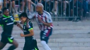 ¡A Jermein se le “volvió a zafar la cadena”!: estas son sus expulsiones con Junior, varias por golpear al rival