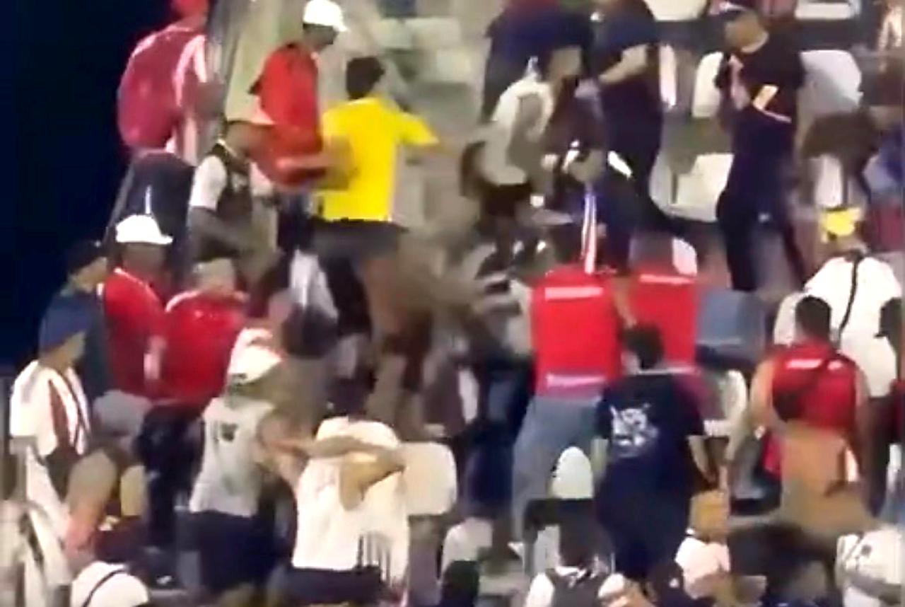 “Muñequera” en la tribuna Oriental del Romelio en juego Junior-Nacional: junioristas se dieron entre ellos mismos