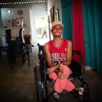 “Gestión que transforma vidas”: Alcaldía de Soledad entrega silla de ruedas a joven del barrio Primero de Mayo