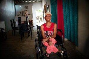 “Gestión que transforma vidas”: Alcaldía de Soledad entrega silla de ruedas a joven del barrio Primero de Mayo