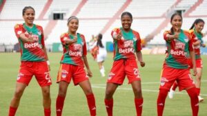 ¡Hoy juegan las Tiburonas! En el Romelio, Junior tendrá una enorme chance de bailar entre los ocho