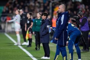 ¡Nueva regla! FIFA exigirá a equipos femeninos tener a una mujer como entrenadora o asistente técnica