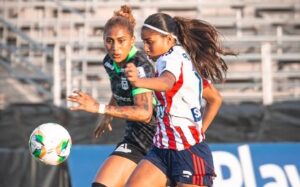 Junior no pudo sostener la victoria sobre Nacional y terminó cayendo como local en los últimos minutos