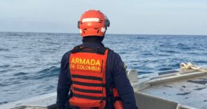 Se lanzó al mar para salvarse y ahora está desaparecido: buscan a pescador en Santa Marta